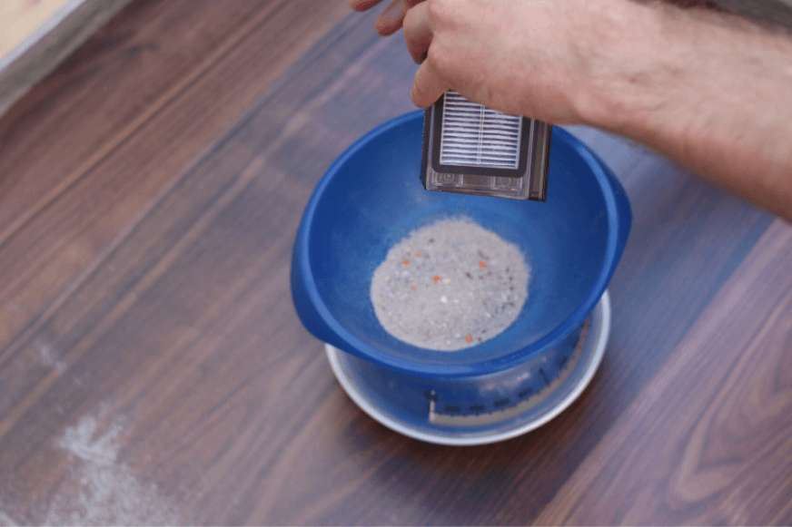 Der Staubbeutel wird nach dem Sand Saugtest entleert